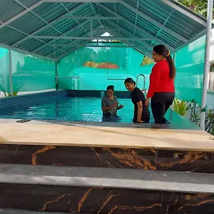 Johnson's With Pool & Ecohouseboat Near Town 5*, Alappuzha India